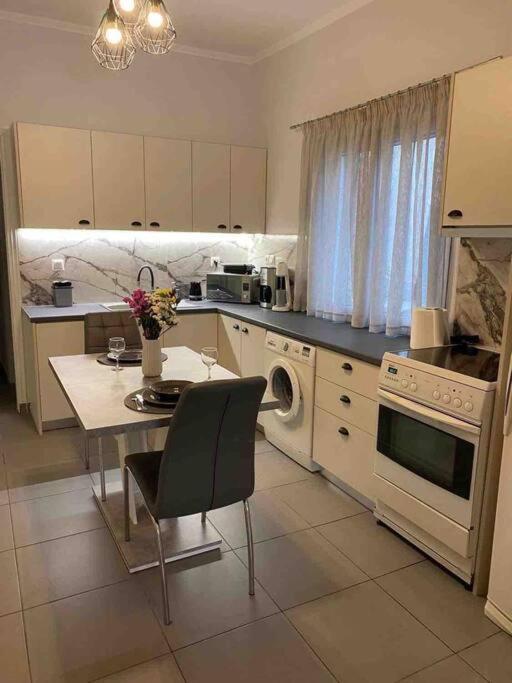 D & A House 150m From Chalandri Metro Station